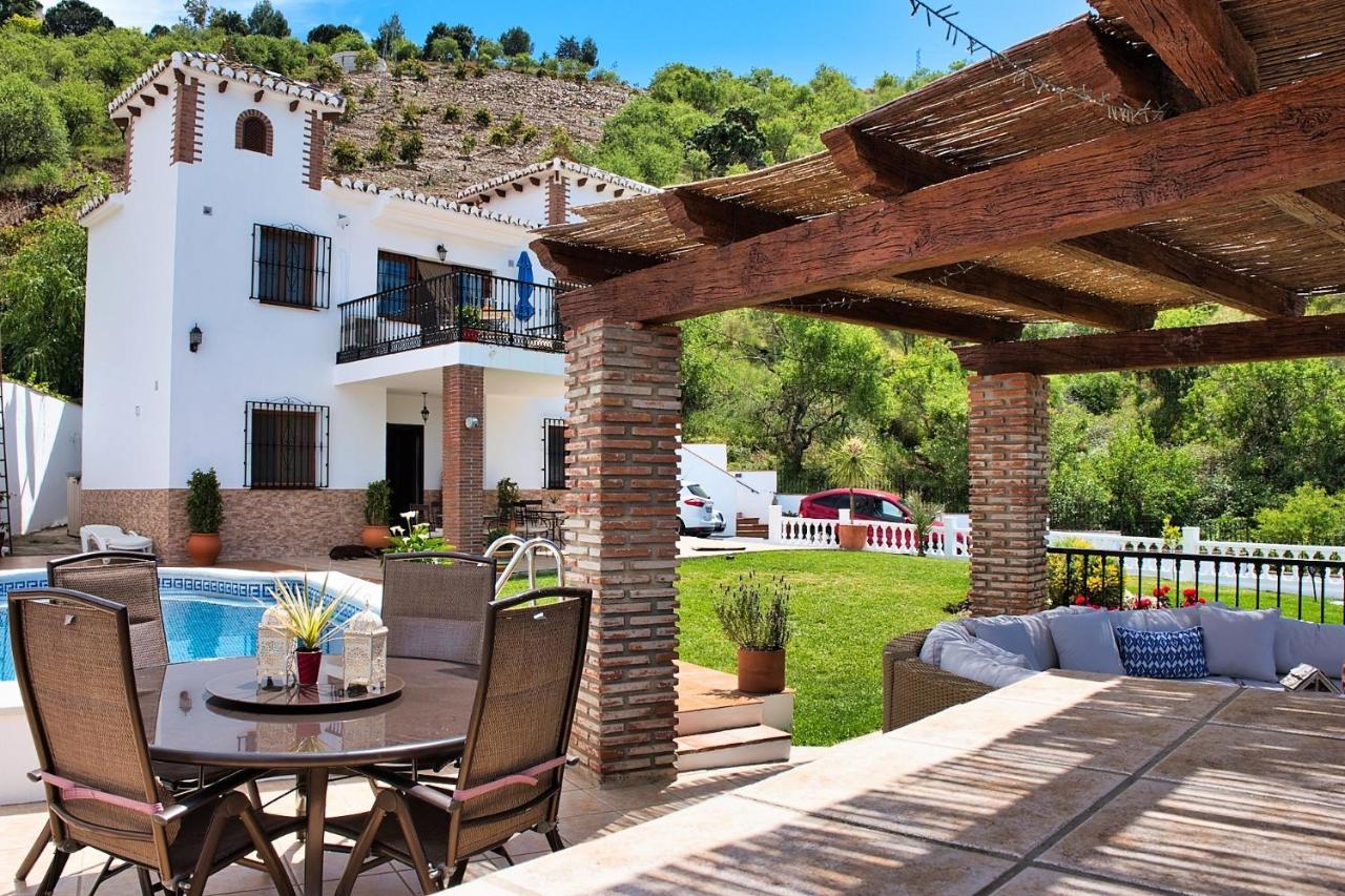 Iznate Casa Las Torres B&B المظهر الخارجي الصورة